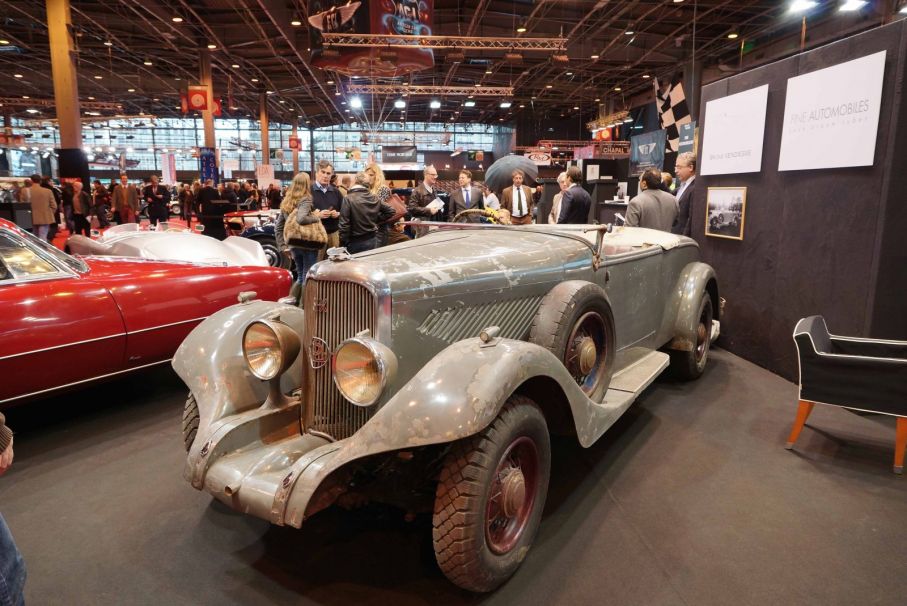 En Panhard Levassor från 1930 i slitet brukskick stod hos handlaren Bruno Vendiesse – en stor vagn på gränsen till någon sorts tungsinne i utseendet. Ljudlös motorgång kan utllovas med slidmotor