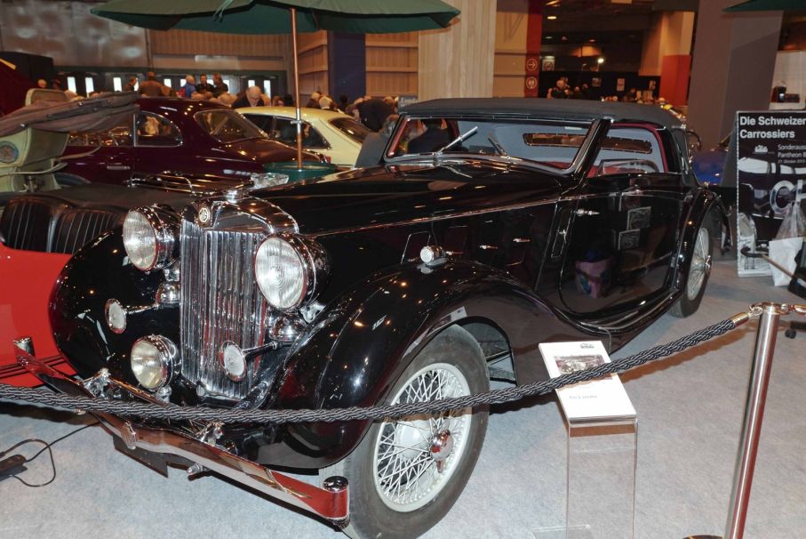 En mycket sällsynt M.G. är den stora typ WA 2.6 litre som 1938/39 bara tillverkades i 369 exemplar. Närmast unik är detta exemplar som bör vara en av två bilar levererad i chassiform till Schweiz och där försedd med ett karosseri mycket smäckrare än det engelska originalet.
