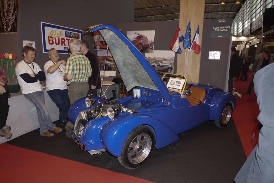 Burton är en kit car baserad på bottenplatta och mekanik från Citroën 2CV. Det härstammar från Holland och ser ganska solid ut. Klubbmedlemmarna verkade trivas i Paris