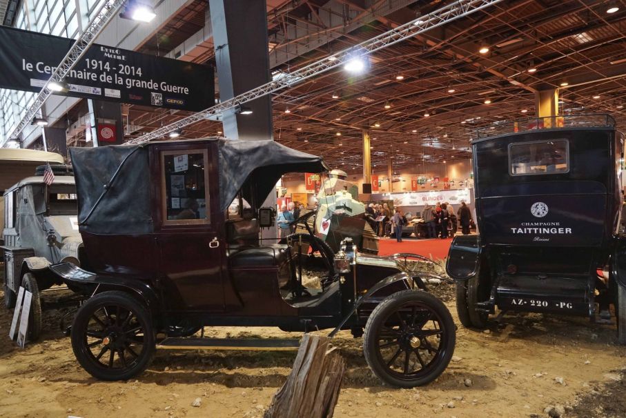 Att det är 100 år sedan Första Världskriget bröt ut markeras på många olika sätt i Frankrike. På Rétromobile ställdes pansar och andra militära fordon ut, men också denna Renault taxibil. Historien är fantastisk – för att 1914 stoppa de avancerande tyska trupperna rekvirerade generalen Galliéni 600 av Paris taxibilar, de allra flesta Renault. Så kom 3000 soldater att ta taxi till Marne 10 mil från Paris där de slog tyskarna. Sedan vidtog ett fyra år långt och för alla sidor tröstlöst skyttegravskrig.