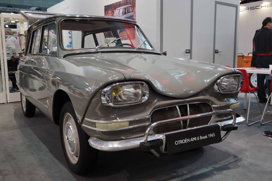 En annan fransk bil som kan göra anspråk på ikonstatus är Citroën AMI 6, den modell som skulle fylla gapet mellan 2CV och ID19 men med sin bisarra styling förfärade världen utanför Frankrike. Det bisarra är en tillgång idag och detta fina exemplar var inte renoverat – endast ömt vårdad enligt sin ägarinna.