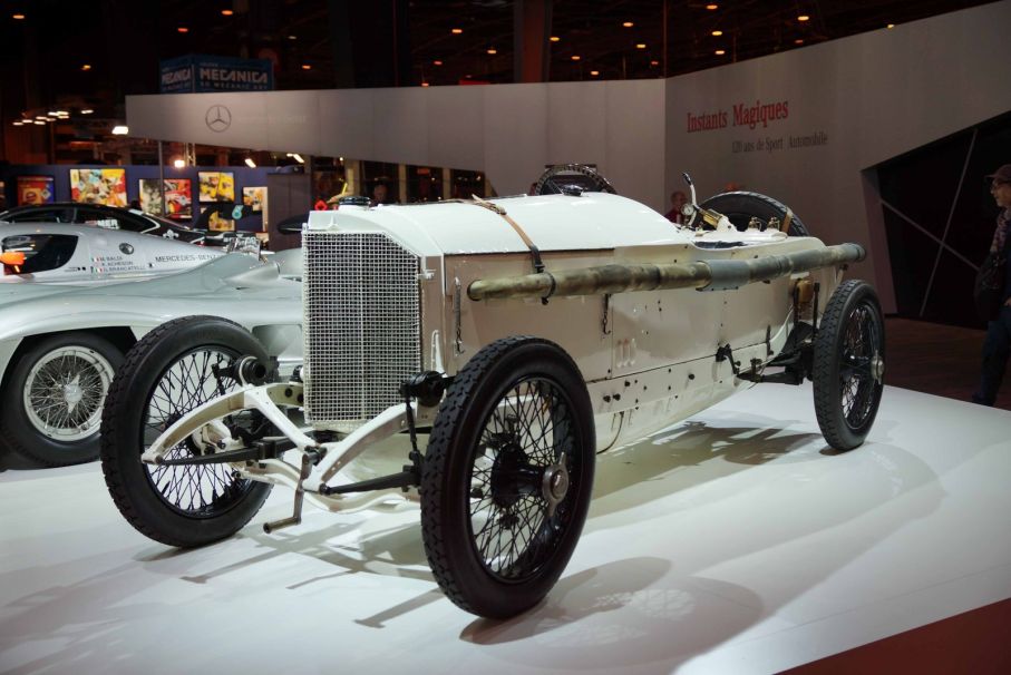 Mercedes-Benz firade sina 120 år av motorsport med att ställa ut denna racer från 1914 – men det blir ju bara 100 år! Ja, men man stödde sig på att Panhard-Levassor och Peugeot tävlade i Frankrike redan 1894 och de hade Daimlermotorer licenstillverkade i Frankrike!