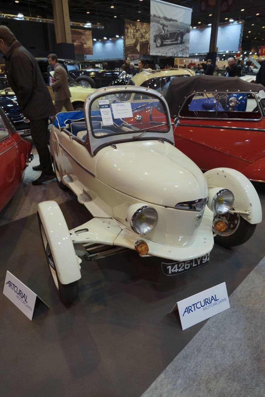 Denna säregna skapelse heter Reyonnah och ser ut som en föregångare till Messerschmitt. Den ställdes ut på Parissalongen första gången 1950 och slog världen med häpnad därför att den var på ett sätt hopfällbar -den kunde dra in framhjulen under karossen. Idén var att den skulle kunna parkeras bland cyklarna. Trots att den återkom på flera Parissalonger blev det ingen större produktion och detta är en av prototyperna som behållits av sin uppfinnare och sedan hans son tills nu. Klubbades på auktionen för 125 160 euro.