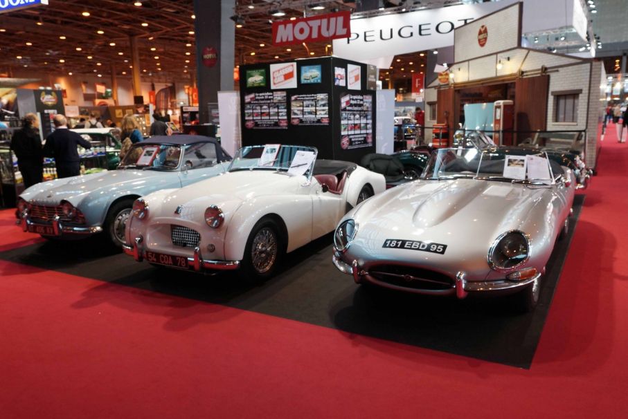 Triumph TR3 och TR4 samt en Jaguar E-type väntar på nya ägare. Det finns mycket intressant att köpa på mässan.