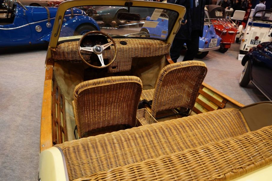 Strandbil på Fiat 850 utan sufflett men korgstolarna är tåliga och länsplugg finns säkert om det mot förmodan skulle regna.