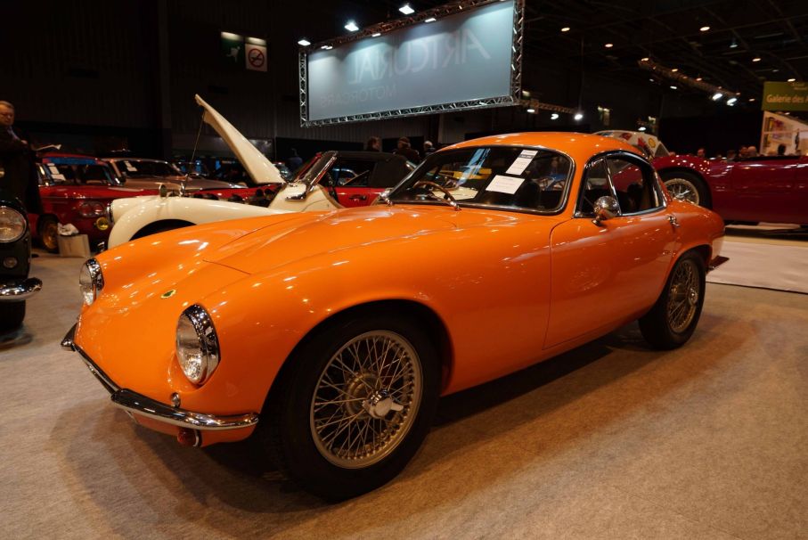 Alltid en fröjd för ögat, Colin Chapmans mästerverk – Lotus Elite. Bara 640 kg tung och med avancerade hjulupphängningar och snärtig Coventry Climax-motor en dröm för 1960-talets weekendracers. Detta exemplar från 1961 kom närmast från USA och såldes på auktionen för 75 400 euro.