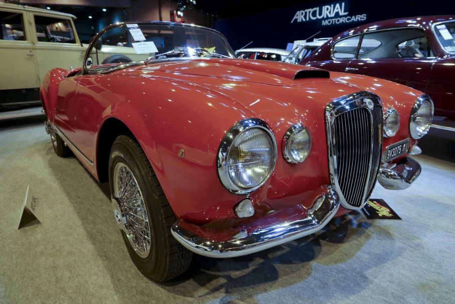 Också en ögonfröjd är Lancia Aurelia B24S Spider America. Den var samtida med Jaguar XK140 men nästan dubbelt så dyr så produktionstalen blev inte stora. Detta exemplar hade sålts ny i USA och blev renoverad i hemlandet i början av 1990-talet. Det av auktionshuset satta riktvärdet uppgick till 900 000 euro – troligen för högt för bilen såldes inte.