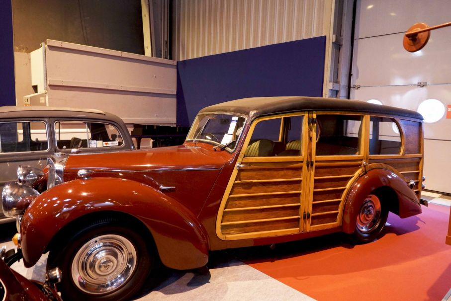 En mycket trevlig Lea-Francis 14 så ädel att den varken skall kallas woody eller kombi utan shooting brake. Trevligt sliten som en gammal Chesterfieldfåtölj. Negativt var att någon försett den med fel strålkastarhus – de var alldeles för utdragna och störde proportionerna i profil. Gick för 15 973 euro, mindre än häften av Artcurials uppskattade högsta pris.