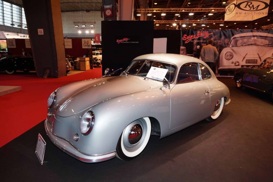 En mycket tidig Porsche 356 med Reutterkaross från tidem 1950-52 år ingen vanlig syn idag, inte ens på ett evenemang som Rétromobile.