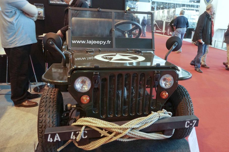 Massor av barn drogs till LaJeepy, en Jeep i halvskala med bensinmotor på 8HP och en trestegs halvautomatisk växellåda. Chassit är i stål och karossen i ABS. Den är tillräckligt stor för ett barn och en vuxen. Toppfarten på 3:an är 45 km/h!