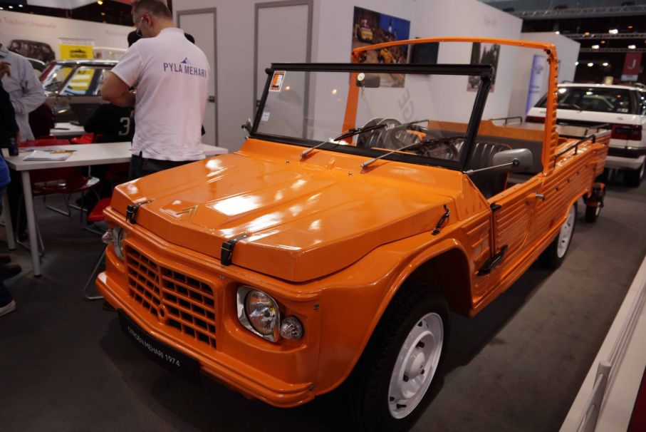 Mer fattbar är denna Citroën Mehari med matchande släpvagn. Utställd i klubbmontern av sin ägare och inte till salu.