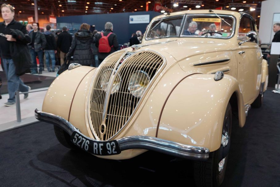 Modell 402 introducerades 1935 som Peugeots svar på Citroën Traction . Tekniskt konventionell men formgivningen var spektakulärt modern – strålkastarna innanför kylarmaskeringen var Peugeots signum tills 203:an kom.