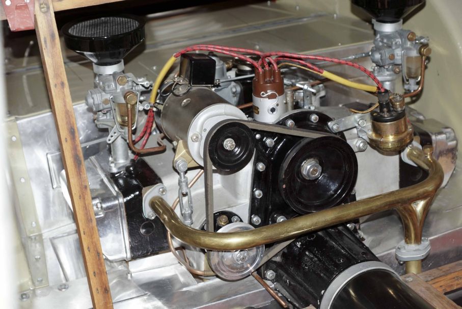 Den vattenkylda boxerfyran på 2 liter var placerad framför bakaxeln. Växellådan kom från franska Cotal med elektromagnetisk manövrering. Bilen var byggd på ett centralrör som också tjänade som bensintank! Någon produktion blev det aldrig.