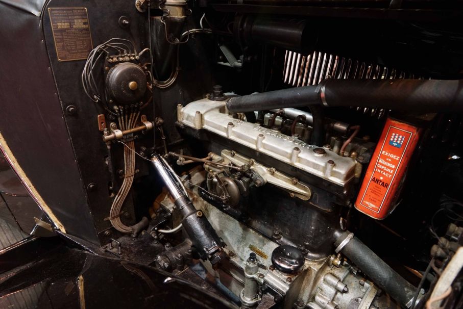 ...men detta är en bil från en riktig kvalitetsfabrik - en Salmson S4 1932 med en fyrcylindrig DOHC-motor, en sleeper kan man säga.