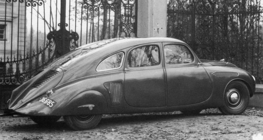 En bild tagen 1935 på Skodas svansmotorprototyp 935. I den kommunistiska efterkrigstiden ersattes konkurrens med planekonomi och Skoda fick 1951-52 uppdraget att åt Tatra bygga 2100 stycken Tatraplan 600. Det skulle dröja till 1964 innan Skoda med modell 1000MB lanserade en egen bil med motorn bak