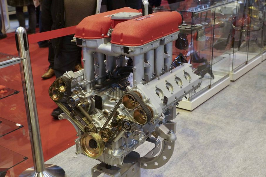 Men usch, byggde Ferrari motorer med kamremmar!? Är det någon som vet var den här högbyggda V8:an suttit i för modell?
