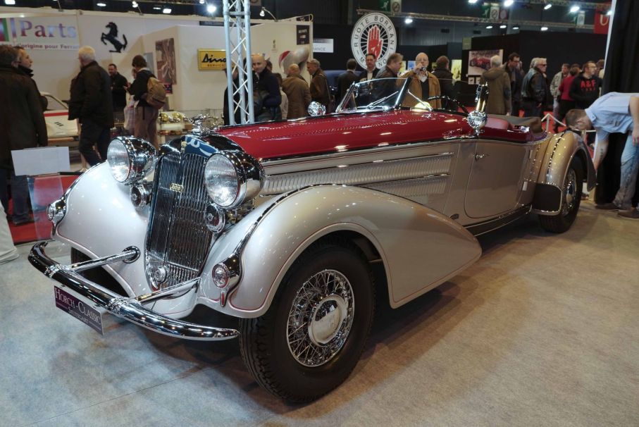 En majestätisk Horch 853 Spezialroadster byggd 1937 med kaross från Erdmann&Rossi, Berlin, och superbt renoverad. Utbjuden av en tysk handlare som investeringsobjekt till ett pris på förfrågan från rätt person. Det angavs att en liknande bil för två år sedan sålts i USA för över 5 miljoner dollar.