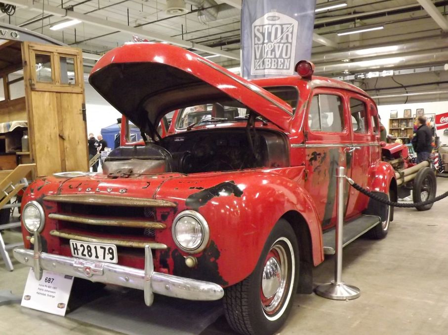 Inte från Volvomusset men lika röd, PV831 från 1951 som brandbil i orenoverat skick.
