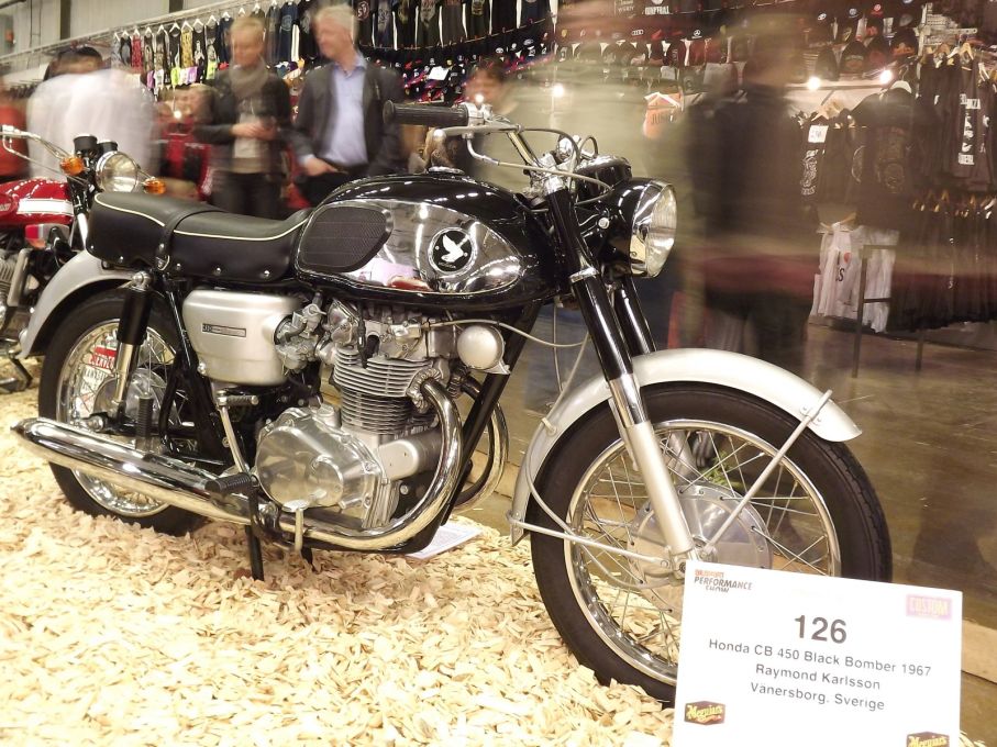 Mer och mer klassiska japanska hojar börjar dyka upp i fint originalskick som denna Honda Black Bomber från 1967