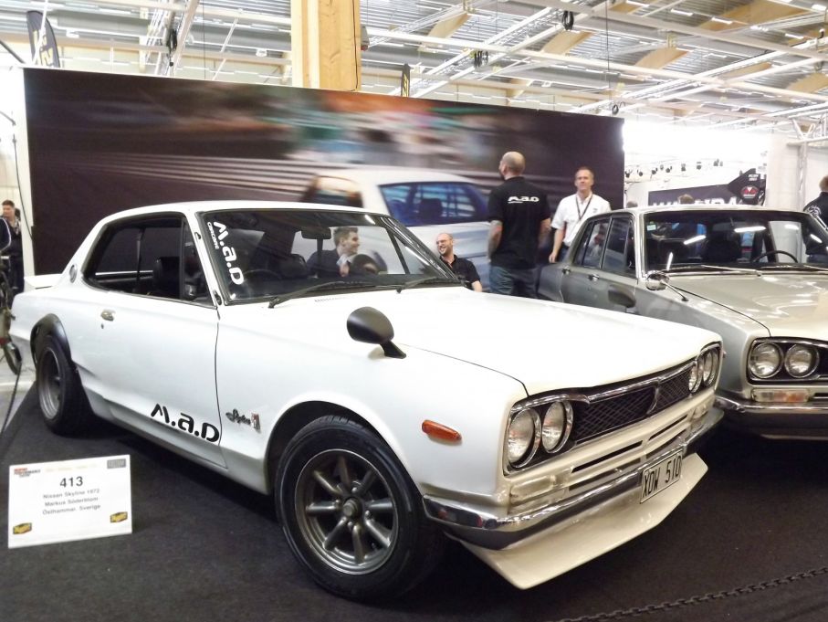 Nissan Skyline är äldre än vad många tror, modellen har sina rötter i femtiotalet då tillverkaren fortfarande hette Prince. I slutet av sextiotalet köptes om upp av Nissan som fortdsatte med Skylineserien och gör så än idag. Markus Söderblom äger Sveriges enda generation C20 Skyline coupé från 1972.