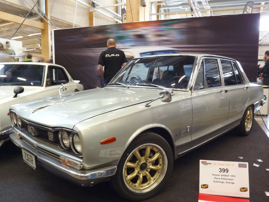 Och Perra Pettersson den enda fyrdörrars Skyline från samma årgång. Snygga och kompetenta bilar som på sin tid sopade banorma med alla andra japanska biltillverkare.