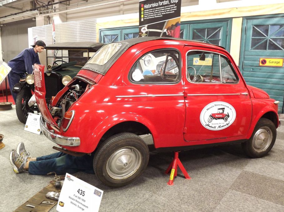 Motala motormuseum bidrog med två bilar, en Austin Seven och Fiat 500 i trevligt diorama.