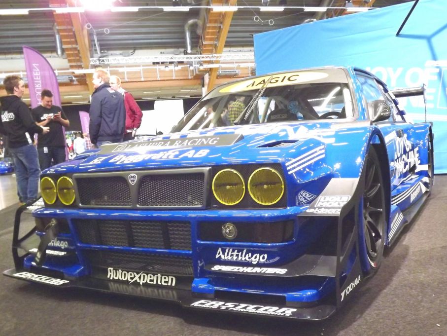 Om man blandar en del grupp B rallybil, en del Super saloon racer och pytsar ihop det med en Lancia Delta så blir resultatet såhör brutalt. Lasupra kallas den och är byggd av Peter Pentell i Åkersberga.