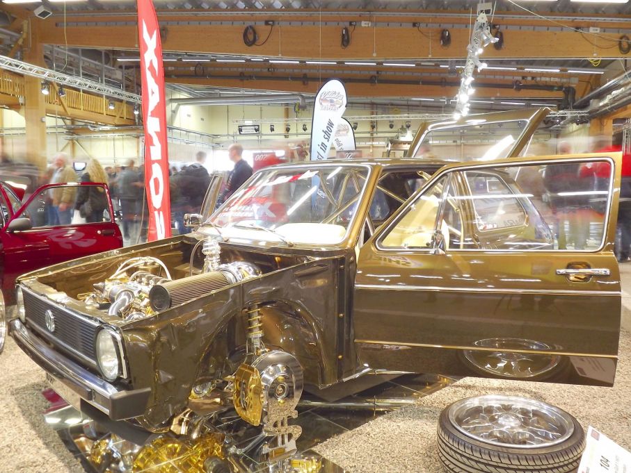 Kromade bromsskivor och speglar under bilen slutade vi väl med för sådär 25 år sedan, men i Tyskland är det detta som gäller för utställningsfordon ännu.
