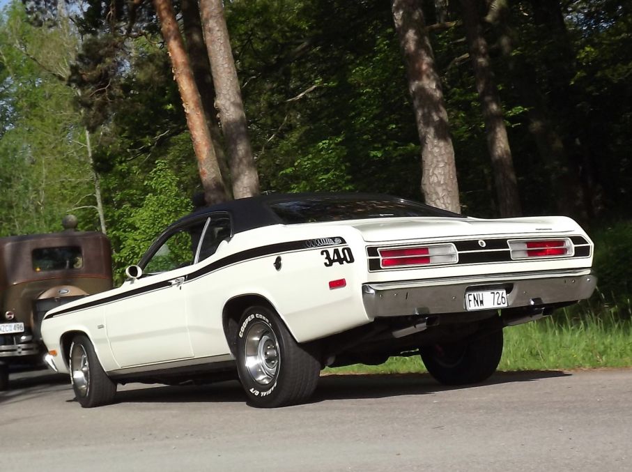 Plymouth Duster med tillnamnet Twister och fräcka stripes. ovanlig specialmodell rullar in.
