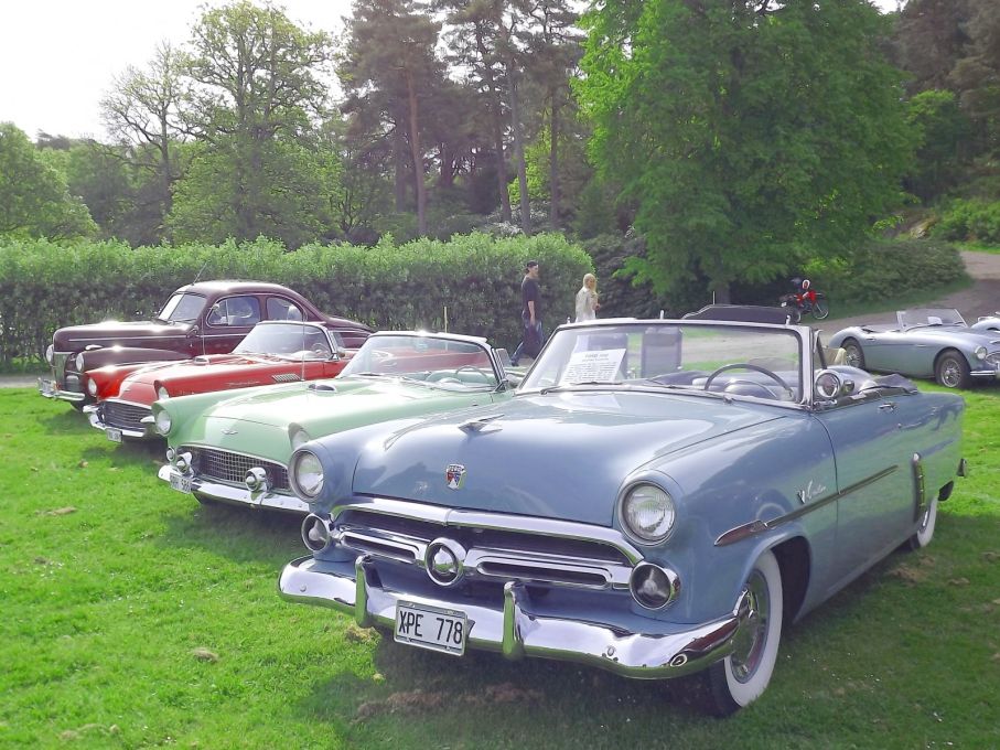 Fordar på fältet, närmast en Crestline Sunliner från 1952.