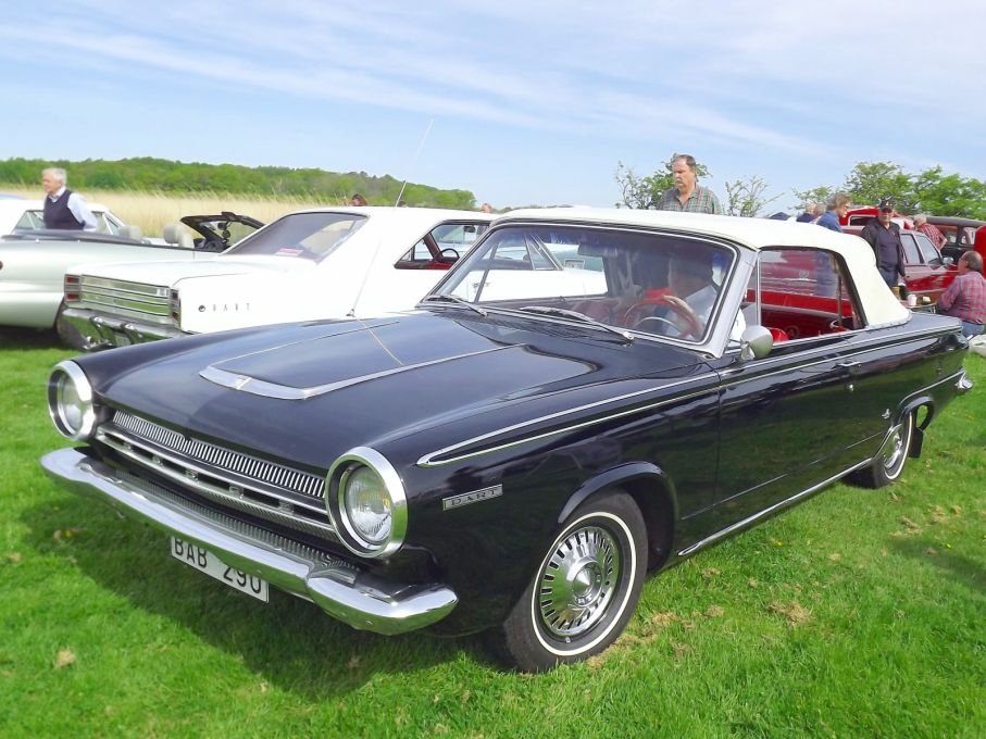 Mer diskret men absolut ovanlig, Dodge Dart cabriolet. Den här har rullat i samam familj sen den var ny och är orenoverad.