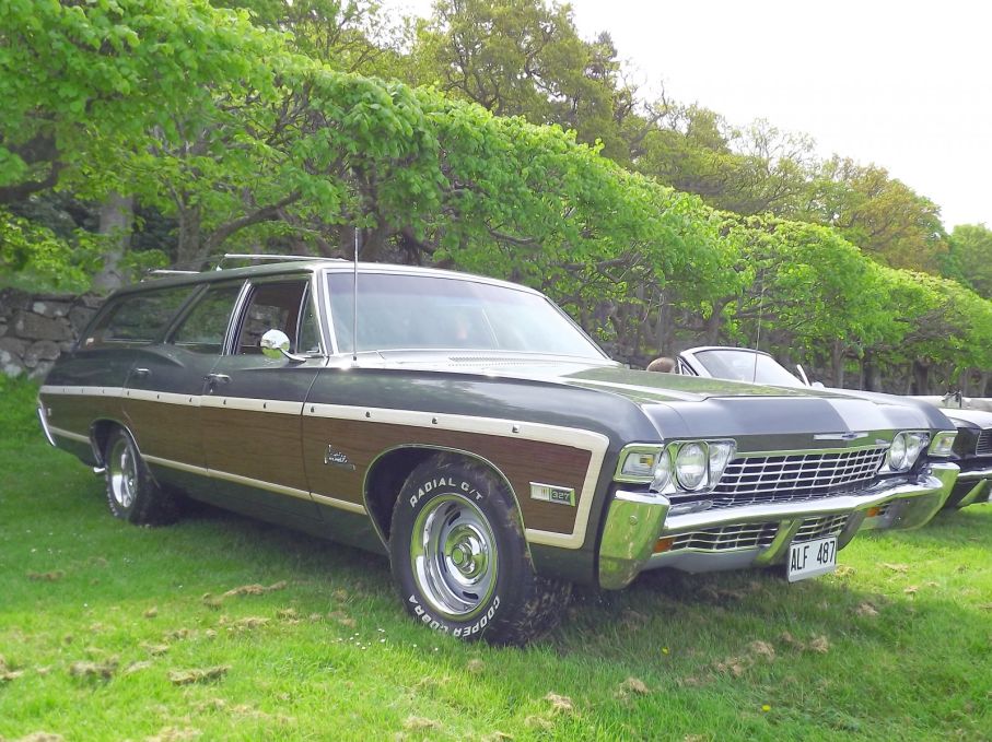 Eller en Chevrolet Caprice 1968, fullmatad herrgårdsvagn med äkta träsidor i plast. Med prislappen 3570 dollar var det Chevrolets dyraste modell.