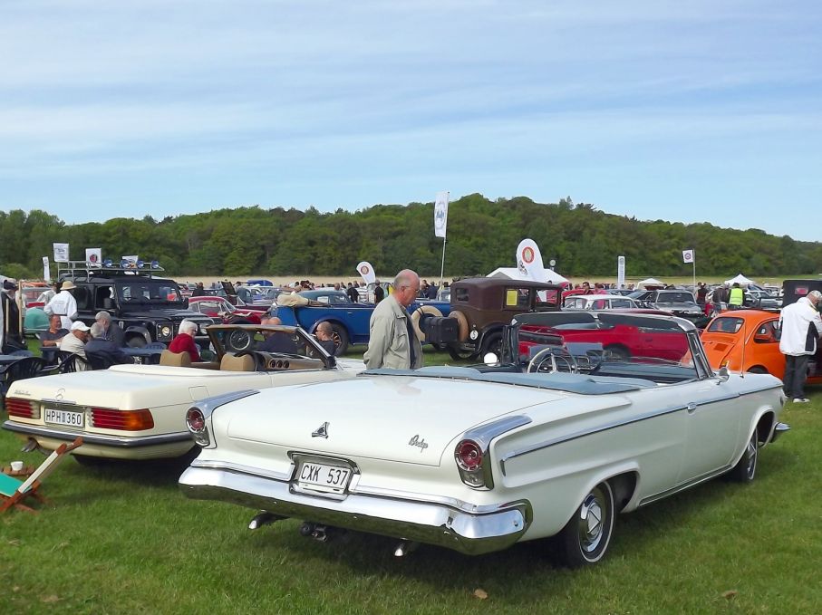 Dodge 880 var ett märkligt mellanspel för att fylal gapet efter De Soto. En Dodge med Chryslerkaross och De Sotons instrumentering. Cabrioleten från 1963 år byggd i 822 exemplar och dess bakgrund är lite märklig då den gått som startbil på Åby travbana i 40 år. Nu renovertad till fint originalskick.