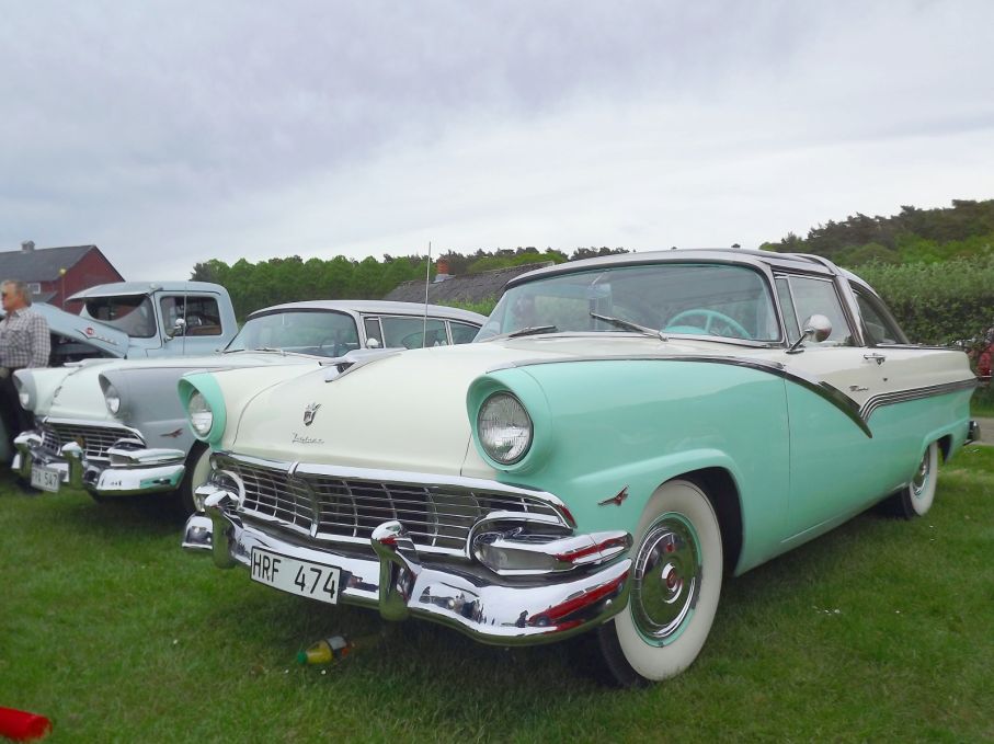 Med små medel, lite krom och lister trollade Ford sin enkla baskaross till en elegant bil för de fina salongerna, Crown Victoria.
