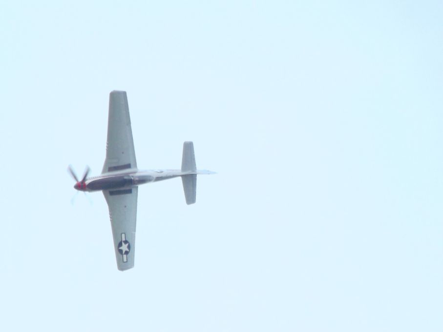 Och så fick vi besök av en amerikanare från ovan. Biltemas tuffa P-51 Mustang.