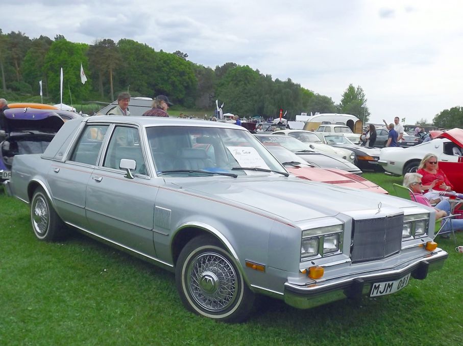 Fifth Avenue var Chryslers lyxiga bästsäljare 1986, över 100000 exemplar, en tredjedel av hela Chryslers produktion. Till Sverige och europa kom det väldigt få.
