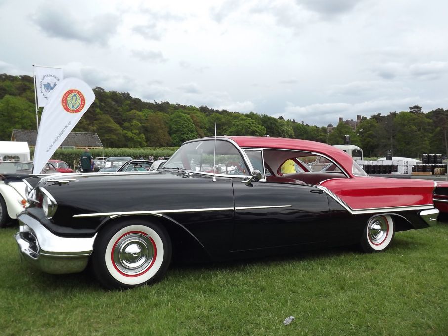 Oldsmobile tillhör också historien, ett av amerikas äldsta och en gång största märken försvann 2004. Den här fina modellen är från 1957.