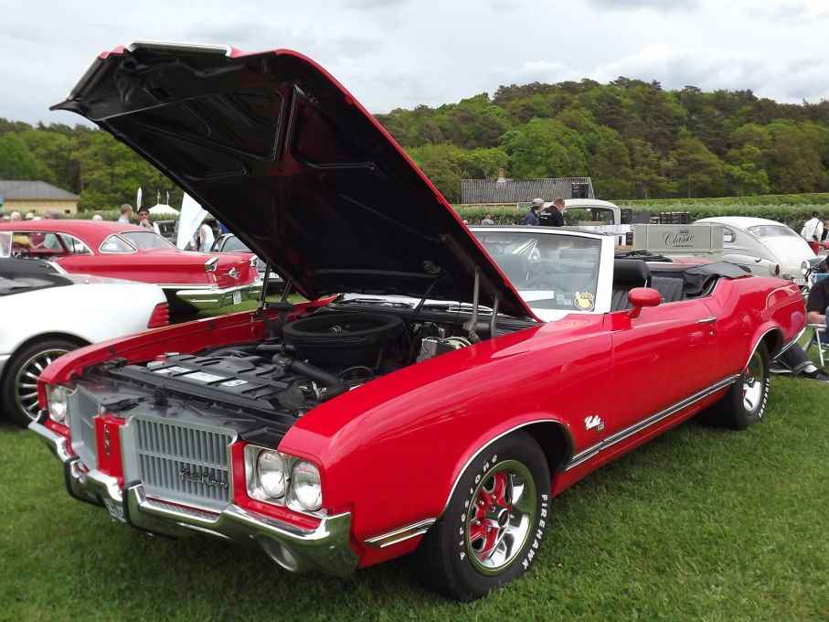 Lika röd Oldsmobile Cutlass, den här av den mindre kända specialvarianten Cutlass SX.