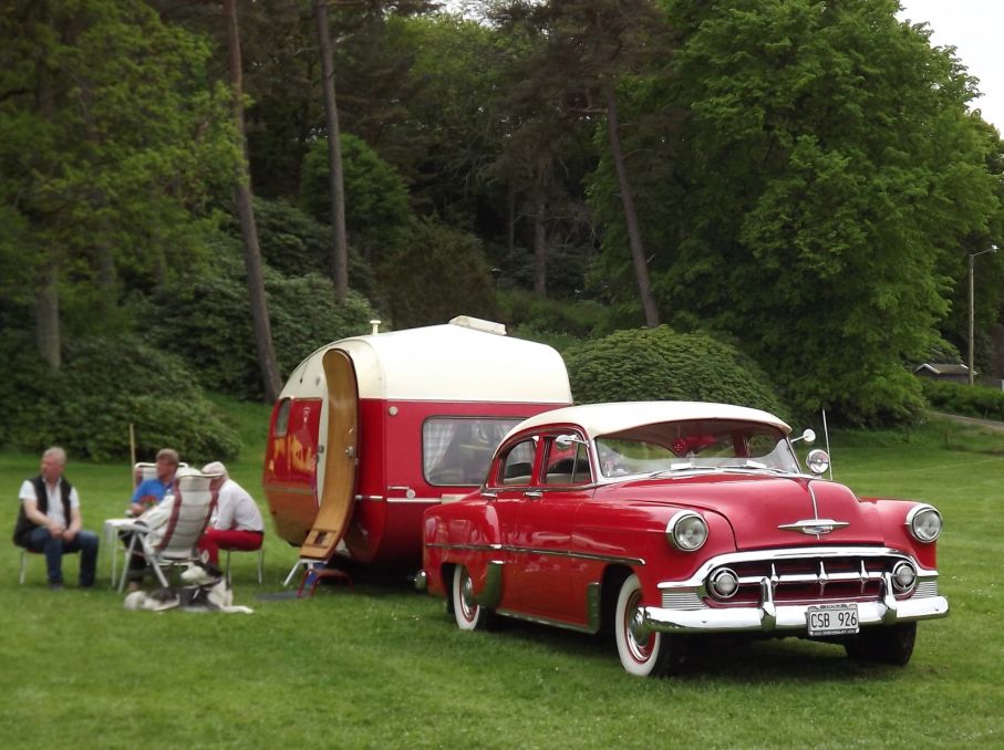 Köerna ut var långa och i väntan på hemfärd dukades picnicbordet hos det här gänget. Dragbilen är en Chevrolet Bel Air 1953.