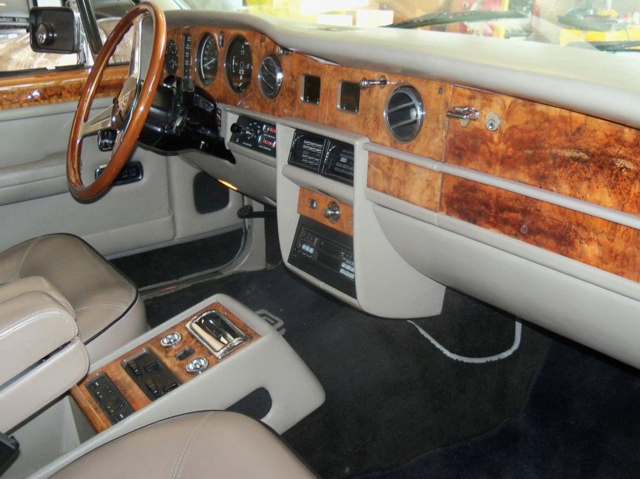 Inuti gäller traditionellt snitt med finaste Connollyläder och valnötspaneler. Träratten är dock inte standard, den skall faktiskt vara av bakelit. Varför då? Jo Rolls Royce var en gång i tiden bland de första att använda just det nya plastmaterialet, bakelit var det första syntetmaterialet som man kunde framställa och innan plastindustrin tog fart var sådana ämnen väldigt exklusiva.