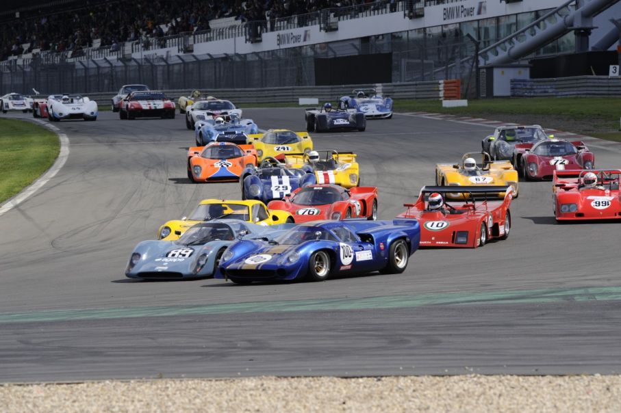 Starten har gått för bilarna i FIA Masters Historic Sports Cars