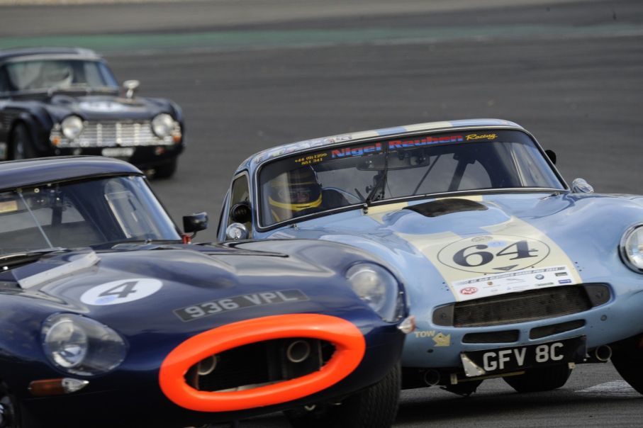 Engelskt så långt ögat når, Jaguar E-type, TVR Griffith och Triumph TR4.