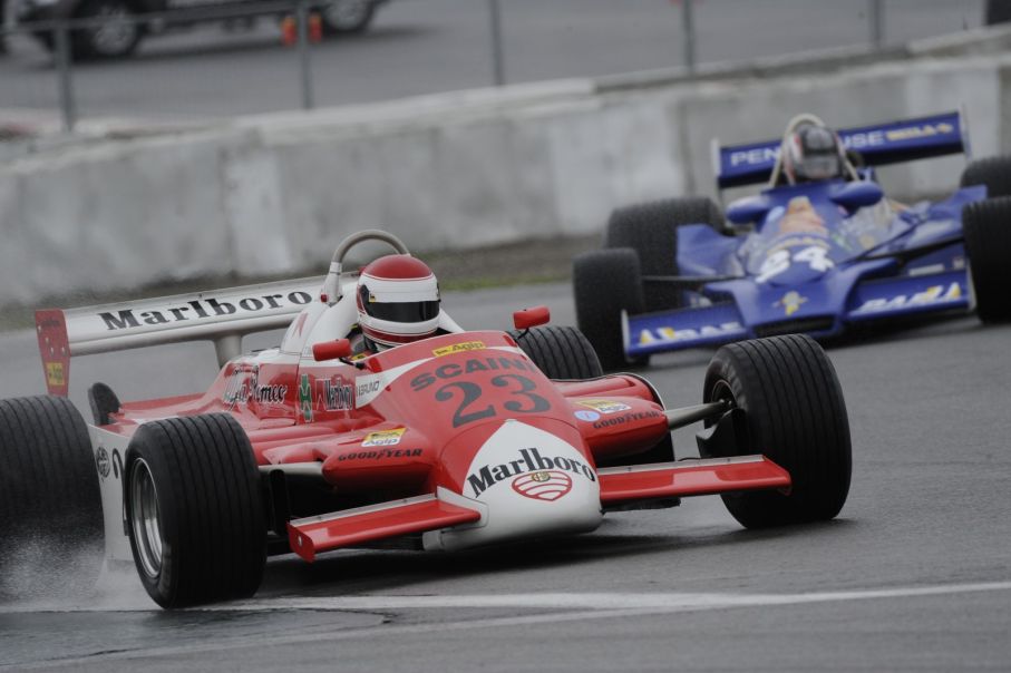 Thomas Steinke, Alfa Romeo 179 (1980) före loppets vinnare Michael Lyons, Hesketh 308E.