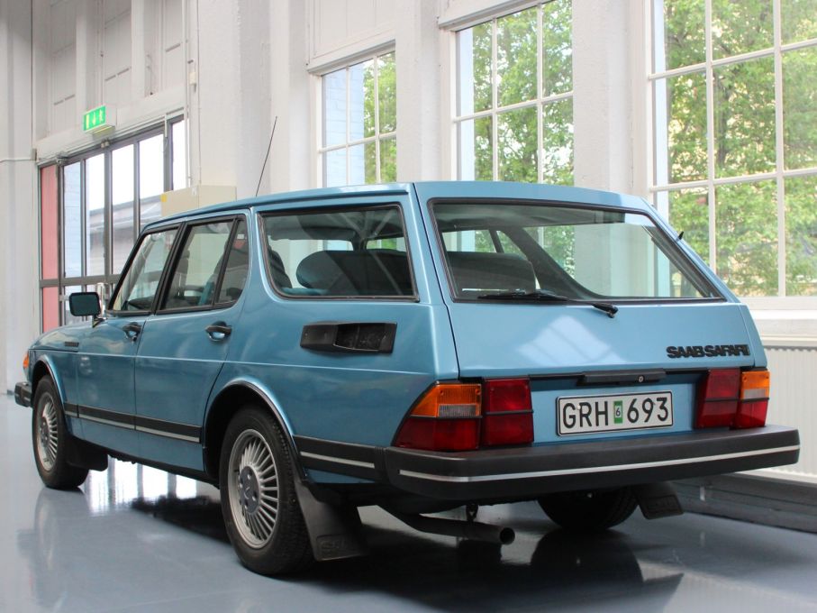 En underlig Saab som fått plats i samlingen, en Saab Safari och vad är nu detta? Jo, ett par stycken gjordes på beställning av Yngve Nilssons karosserifrabik i Laholm.