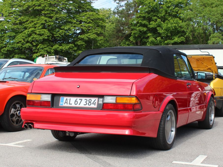 En röd och dansk 900 cabriolet.