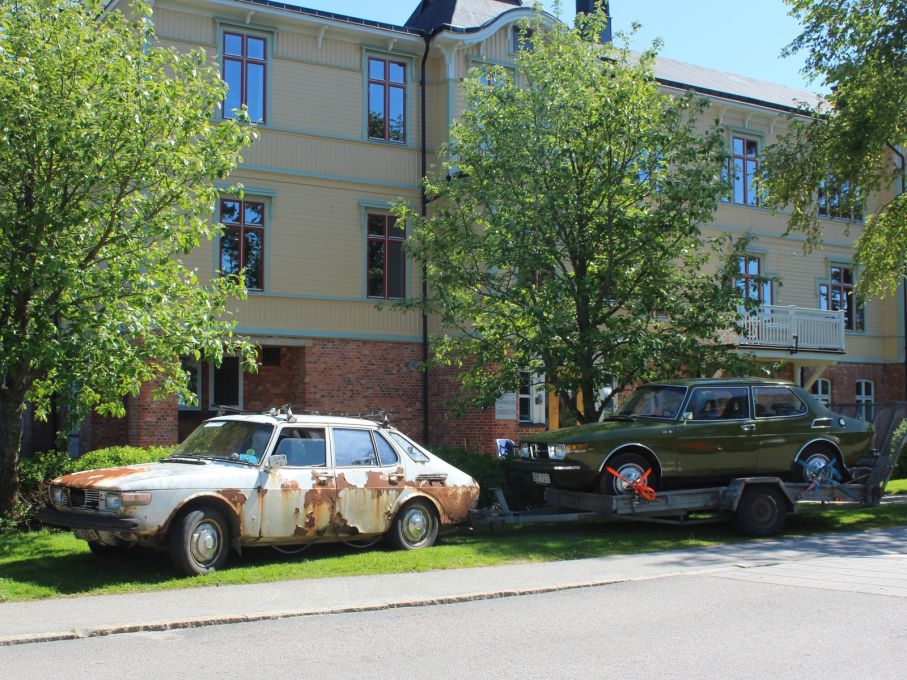 Pärlan på släp efter bruksbilen, i väl tilltaget bruksskick..