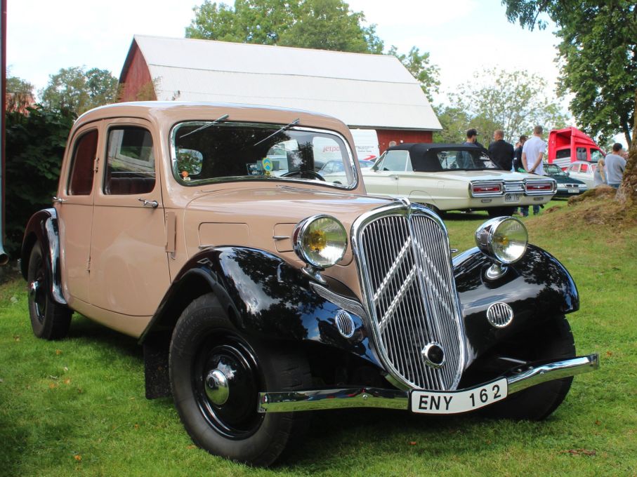 Och en tidig traction avant, från 1934