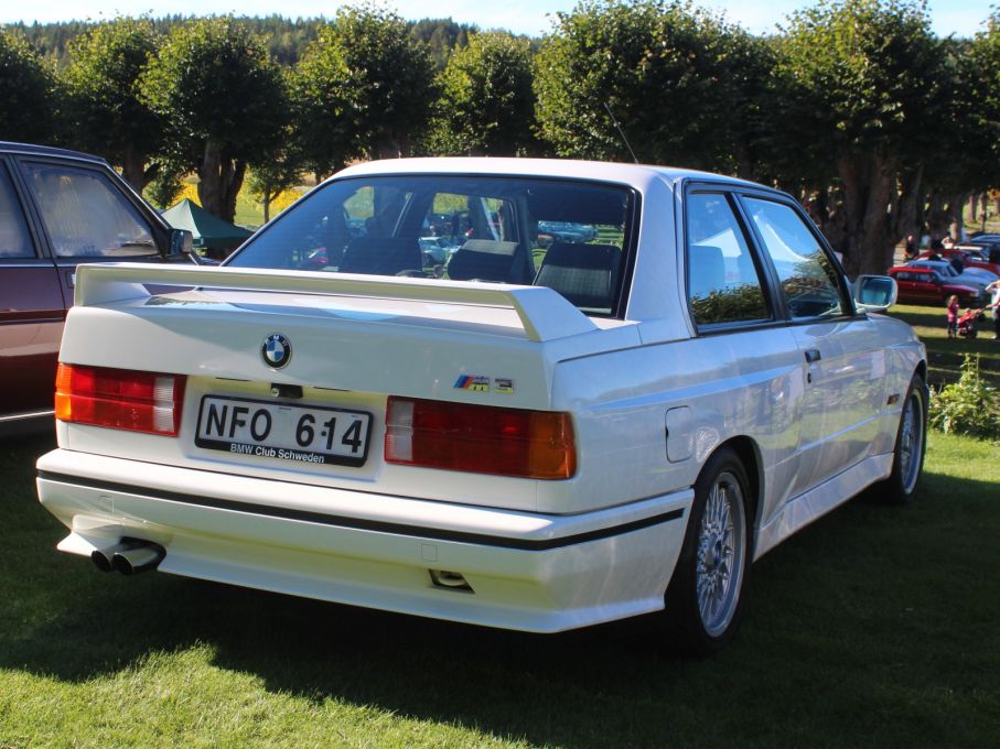 En annan åttiotalsikon, BMW M3 med sina utlagda skärmar och bakvinge som visade att det inte var en vanlig 323 som körde om dig.