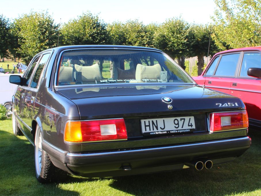 Nästa BMW att turboladdas var 745i som kom 1980, 252 hästar gav det i den stora sexan.