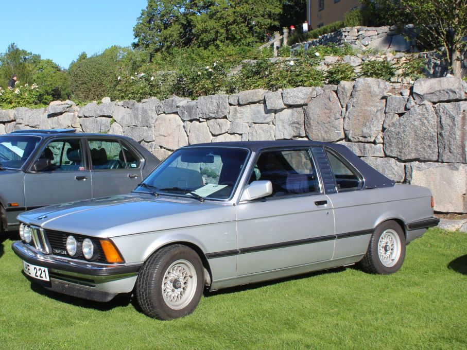 Ett tag förutspåddes cabrioletens död i ständigt väcxande säkerhetsiver. När man började våga göra öppna bilar igen var det med stora bågar och massa skydd, de första BMW 3-seriecabbarna såg ut så här.